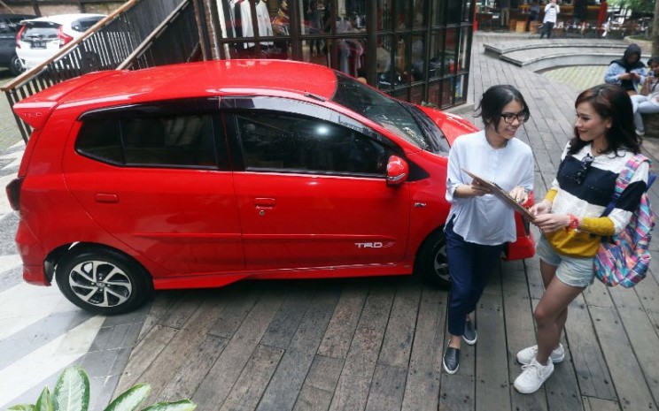 Staf pemasar menjelaskan spesifikasi mobil Toyota New Agya di Bandung, Jawa Barat, Kamis (27/7/2019).  - Bisnis.com/Rachman