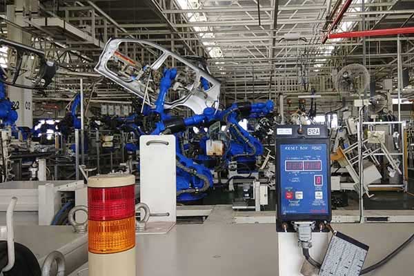 Lengan robot sedang melakukan proses produksi New Ertiga di pabrik Suzuki Cikarang, Jawa Barat, Selasa (19/2/2018).  - Bisnis.com/Muhammad Khadafi