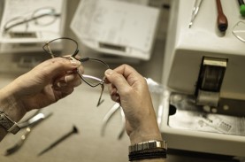Pilih-pilih Kacamata Sesuai dengan Bentuk Wajah Anda