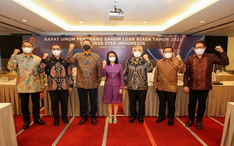 Jajaran direksi Bursa Efek Indonesia (BEI) setelah menggelar Rapat Umum Pemegang Saham Luar Biasa (RUPSLB) tahun 2021 pada Rabu (27/10/2021) - Dok. BEI