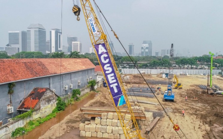 Sebuah crane tengah beroperasi di proyek Wisma Pertamina. Proyek tersebut  digarap oleh PT Acset Indonusa Tbk. pada 2018. - acset