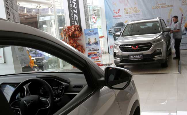 Petugas melakukan perawatan terhadap mobil Wuling yang dijual di salah satu showroom di Jakarta, Minggu (16/2/2020).  - Bisnis/Arief Hermawan P