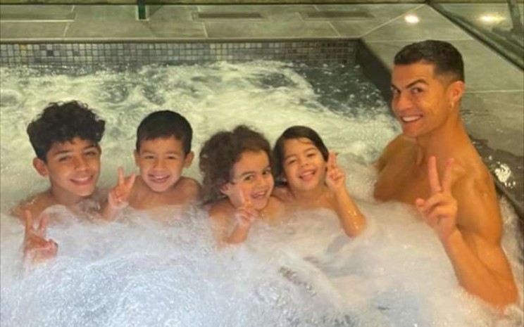 Ronaldo akan memiliki anak kembar lagi. - Instagram