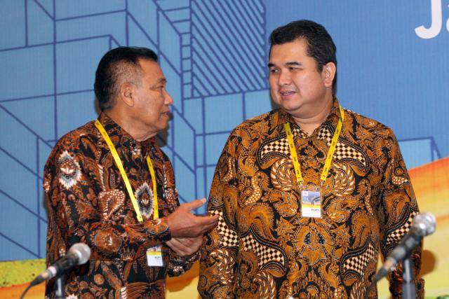 Direktur Utama PT Semen Indonesia Tbk Hendi Prio Santoso (kanan) berbincang dengan mantan Komisaris Wahyu Hidayat seusai RUPST di Jakarta, Rabu (22/5/2019). - Bisnis/Dedi Gunawan