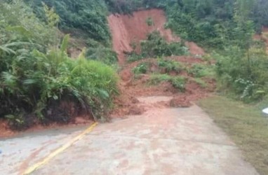 Longsor Tutup Jalan Nasional Mamuju-Mamasa Sulawesi Barat