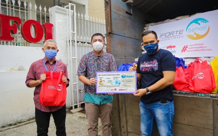 PT iForte Solusi Infotek, anak usaha PT Sarana Menara Nusantara Tbk. (TOWR), menyerahkan bantuan 500 paket sembako kepada program BagiAsa 
