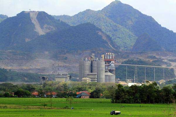 Pabrik semen milik PT Indocement terlihat dari atas bukit Palimanan, Cirebon, Jawa Barat, Minggu (18/6). - Antara/Dedhez Anggara