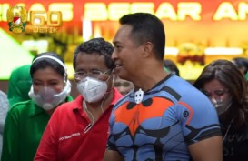Aksi Calon Panglima TNI Andika Perkasa Ajari Hotman Paris Olahraga