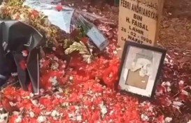TPU Digembok karena Makam sang Anak Rusak, Ayah Bibi Ardiansyah Berdoa di Luar Makam