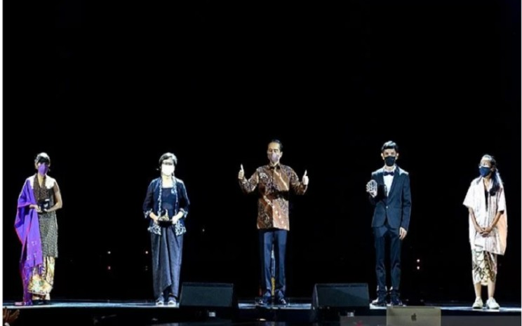Presiden Joko Widodo memberi sambutan pada Malam Anugerah Piala Citra Festival Film Indonesia 2021 yang digelar di Jakarta Convention Center, Jakarta, Rabu (10/11/2021). - Antara