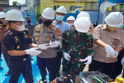Kepala Bea dan Cukai Pekanbaru, Prijo Andono (kiri) menunjukan barang milik negara yang akan dimusnahkan kepada Kapolresta Pekanbaru, Kombes Pol Pria Budi.  - Bisnis/Arif Gunawan