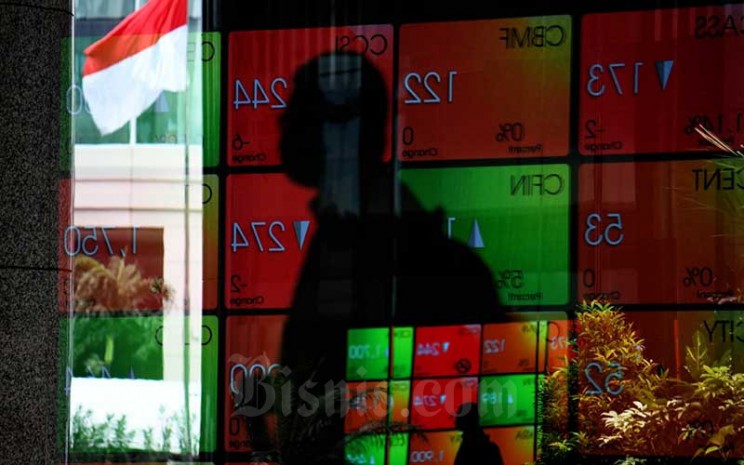 Pegawai melintas di depan layar monitor perdagangan Indeks Harga Saham Gabungan (IHSG) di Bursa Efek Indonesia di Jakarta, Rabu (3/6/2020). Bisnis - Abdurachman