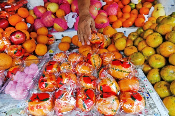 Pedagang menata jeruk - ANTARA FOTO/Sigid Kurniawan