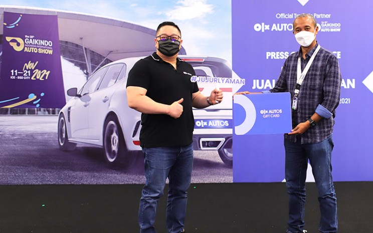 CEO OLX Autos, Johny Widodo dan Car Enthusiast, Fitra Eri berfoto dalam konferensi pers hadirnya OLX Autos di GIIAS 2021 sebagai Official Trade In Partner.  - OLX