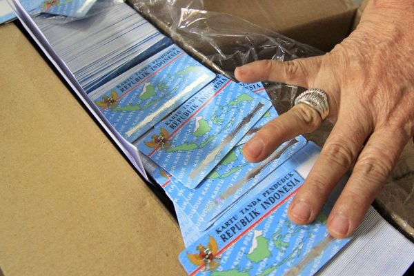 Petugas memerlihatkan blanko e-KTP yang diterima saat pendistribusian di Kantor Dinas Kependudukan dan Catatan Sipil Kota Bandar Lampung, Lampung, Rabu (12/4). - Antara/Ardiansyah