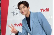 Sempat Kena Skandal, Kim Seon Ho Menang 'Most Popular Actor' AAA 2021
