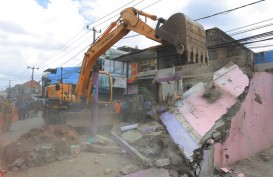 Arief Pantau Langsung Pembongkaran Rumah di Jalan Maulana Hasanudin