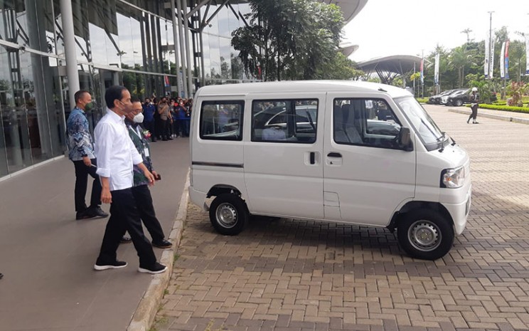 Presiden Joko Widodo atau Jokowi hendak menjajal mobil listrik Mitsubishi Minicab-MiEV di sela kunjungan ke GIIAS 2021 di ICE, BSD City, Tangerang, Banten, Rabu (17/11/2021).  - Bisnis/Reni Lestari