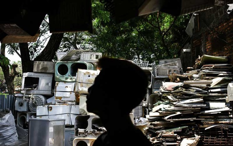 Pekerja memilih barang bekas di tempat pengepulan sampah elektronik di Jakarta, Kamis (19/11/2020). Dinas Lingkungan Hidup (DLH) DKI Jakarta mengatakan jumlah limbah elektronik pada periode Februari sampai dengan Oktober 2020 mencapai 22 ton atau sebanyak 22.683 kilogram. ANTARA FOTO - Rivan Awal Lingga