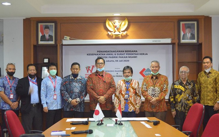 Manajemen Widodo Makmur Perkasa Holding dan Manajemen Fuji Electric berpose usai meneken kesepakatan awla kerja sama pembangunan pabrik pakan Ngawi di Jakarta, (8/7/2020). - widodomakmur