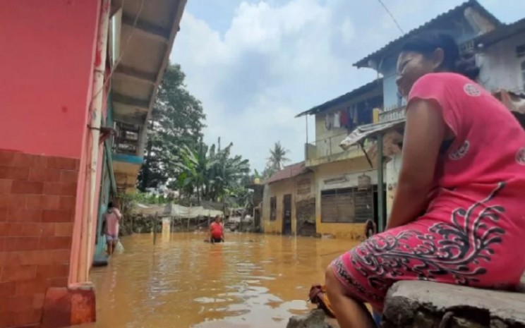 Kawasan Rawajati, Pancoran Jakarta Selatan,  masih direndam banjir setinggi 20-40 sentimeter. Warga di Jalan Bina Warga Rukun Tetangga (RT) 03 RW 07 berupaya mengurai genangan, Senin (8/11/2021). - Antara
