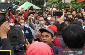 Temui Buruh yang Demo, Massa: Dukung Pak Anies Jadi Presiden!