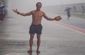 Video Pembalap Dominique Aegerter Main Hujan-hujanan Saat Hujan Deras di Sirkuit Mandalika
