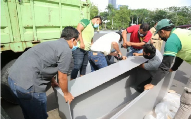 PT Integra Group menyerahkan bantuan berupa 500 peti  jenazah dan 100 bed atau tempat tidur  untuk percepatan penanganan Covid-19 di Balai Kota Surabaya, Senin (9/8/2021). - Antara\\r\\n
