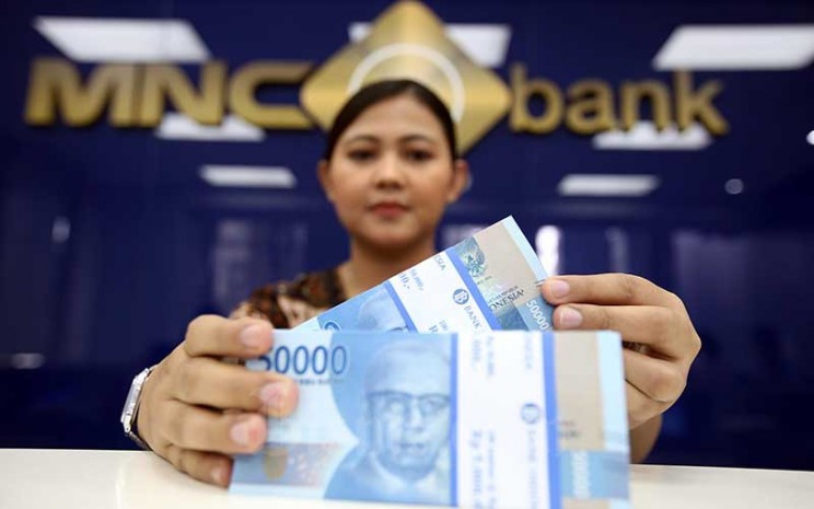Karyawan menghitung mata uang rupiah di salah satu cabang MNC Bank, Jakarta. Bisnis - Abdullah Azzam