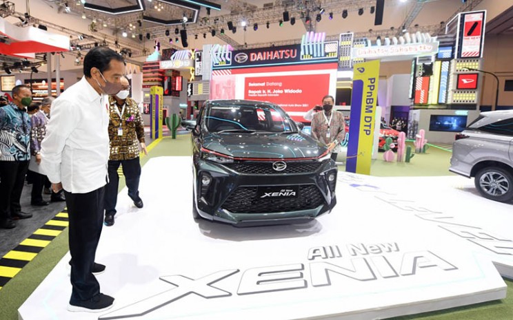 Presiden Joko Widodo memerhatikan All New Xenia saat berkunjung ke booth Daihatsu di GIIAS 2021.  - Biro Pers Media Istana/Lukas