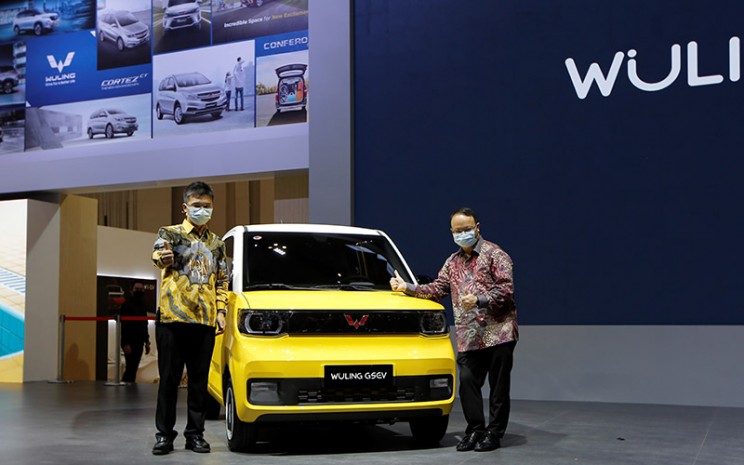 Wuling Motors mengenalkan mobil listrik berukuran kecil yang akan dijual di Indonesia dengan harga terjangkau mulai 2022.  - Wuling