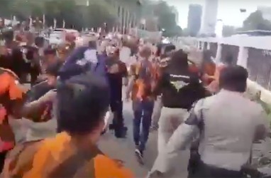 (VIDEO) Ormas Pemuda Pancasila Serang Polisi di Depan DPR