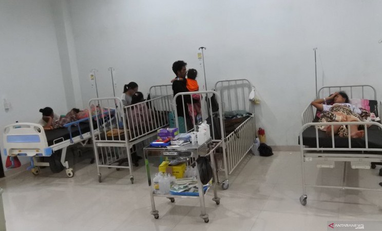 Pasien demam berdarah dengue (DBD) tengah dirawat di salah satu ruangan di RSUD TC Hillers, Rabu (11/3/2020). - Antara/Kornelis Kaha