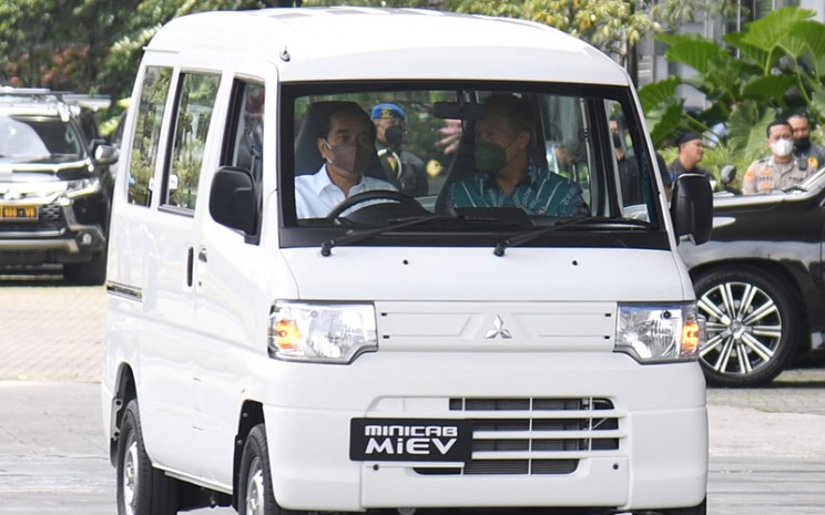 Presiden Joko Widodo dan Menteri Perindustrian Agus Gumiwang mencoba Mitsubishi Minicam MiEV usai mengunjungi GIIAS 2021.  - Biro Pers Media Istana/Lukas