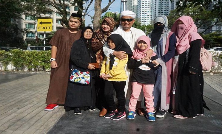 Foto dokumentasi saat pendakwah dan pimpinan Majelis Az-Zikra, (almarhum) Ustadz Muhammad Arifin Ilham (tengah) bersama ibu istri dan anak-anaknya usai olah raga di halaman Apartemen One Mansion George Town Penang (28/01).  - Antara