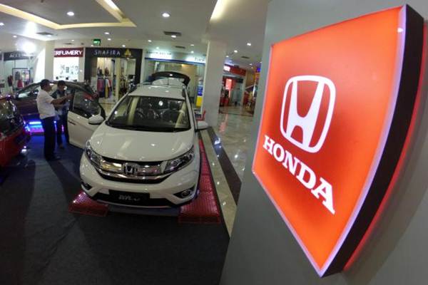 Pengunjung memerhatikan mobil Honda BR-V yang dipamerkan di pusat perbelanjaan di Bandung, Jawa Barat, Selasa (26 Januari 2016).  -  Bisnis/Rachman