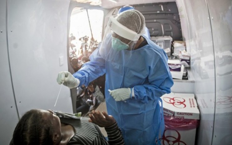 Seorang perawat bertugas di sebuah kendaraan pengujian di Johannesburg, Afrika Selatan - Antara/Xinhua (Shiraaz Mohamed)