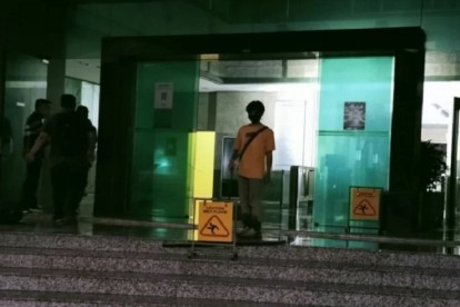 Karyawan membersihkan lobi Gedung Cyber Mampang Prapatan, Jakarta Selatan, usai proses pemadaman, Kamis petang (2/12/2021). - Antara