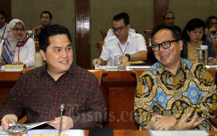 Menteri BUMN Erick Thohir (kiri) bersama dengan Wakil Menteri BUMN II Kartiko Wiroatmojo saat mengikuti rapat kerja dengan Komisi VI DPR RI di kompleks parlemen, Jakarta, Senin (2/12/2019). Bisnis - Arief Hermawan P