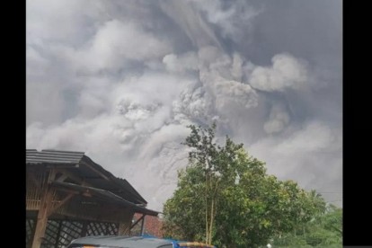 Gunung Semeru Erupsi pada Sabtu (4/12/2021) sore - Antara