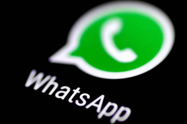 Aplikasi WhatsApp terlihat di layar ponsel. - Reuters/Thomas White