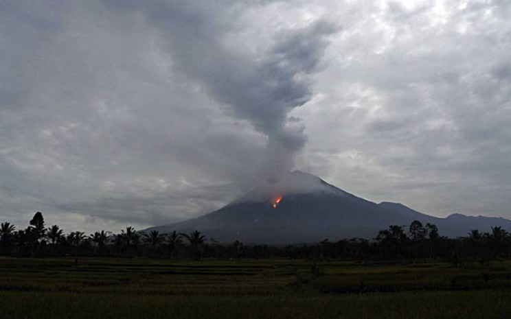 Guguran lava pijar terlihat dari Kecamatan Candipuro, Lumajang, Jawa Timur, Selasa (1/12/2020). Aktivitas Gunung Semeru mengalami peningkatan hingga meluncurkan lava pijar dari Kawah Jonggring Saloko selama lima hari terakhir. ANTARA FOTO - Seno