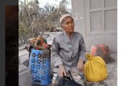 Update Gunung Semeru: Mbah Katemi Dirayu Mengungsi Pakai Uang Kertas