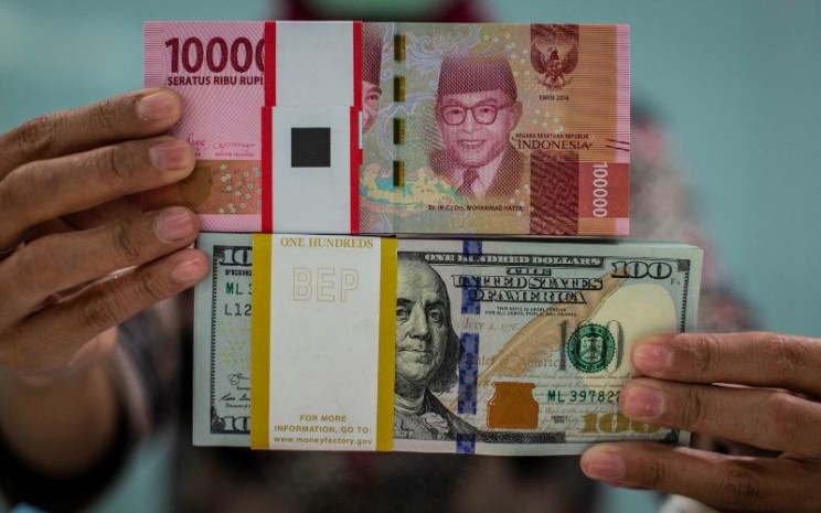 Karyawan menghitung uang dolar AS di Kantor Cabang Plaza Mandiri, Jakarta, Rabu (18/3/2020). Berdasarkan kurs referensi Jakarta Interbank Spot Dollar Rate (JISDOR) pada Rabu (18/3) hingga pukul 10.09 WIB, nilai tukar rupiah melemah 140 poin atau 0,93 persen ke posisi Rp15.223 per dolar AS. ANTARA FOTO/Aprillio Akbar - wsj.
