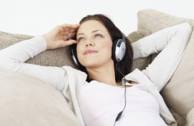Mendengarkan Musik Favorit Kurangi Masalah Gangguan Kognitif Ringan