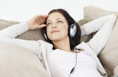 Mendengarkan Musik Favorit Kurangi Masalah Gangguan Kognitif Ringan