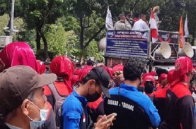 Ribuan Buruh Demo di Istana dan Balkot DKI Tuntut…
