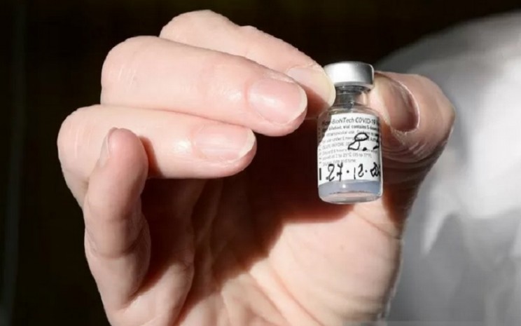 Seorang petugas medis memegang vaksin Covid-19 buatan Pfizer-BioNTech di Rumah Sakit Careggi, Florence, italia, Minggu (27/12/2020). - Antara/Reuters