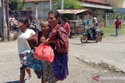 Sejumlah warga di Kota Larantuka, Kabupaten Flores Timur, Provinsi Nusa Tenggara Timur (NTT), Selasa (14/12/2021) berlarian saat gempa 7,5 magn itudo terjadi di Laut Flores -ANTARA - HO/Aty