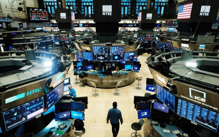 Aktivitas perdagangan saham di New York Stock Exchange. Wall Street kembali mencetak rekor tertinggi setelah reli saham-saham teknologi, Selasa (1/9/2020). - Bloomberg